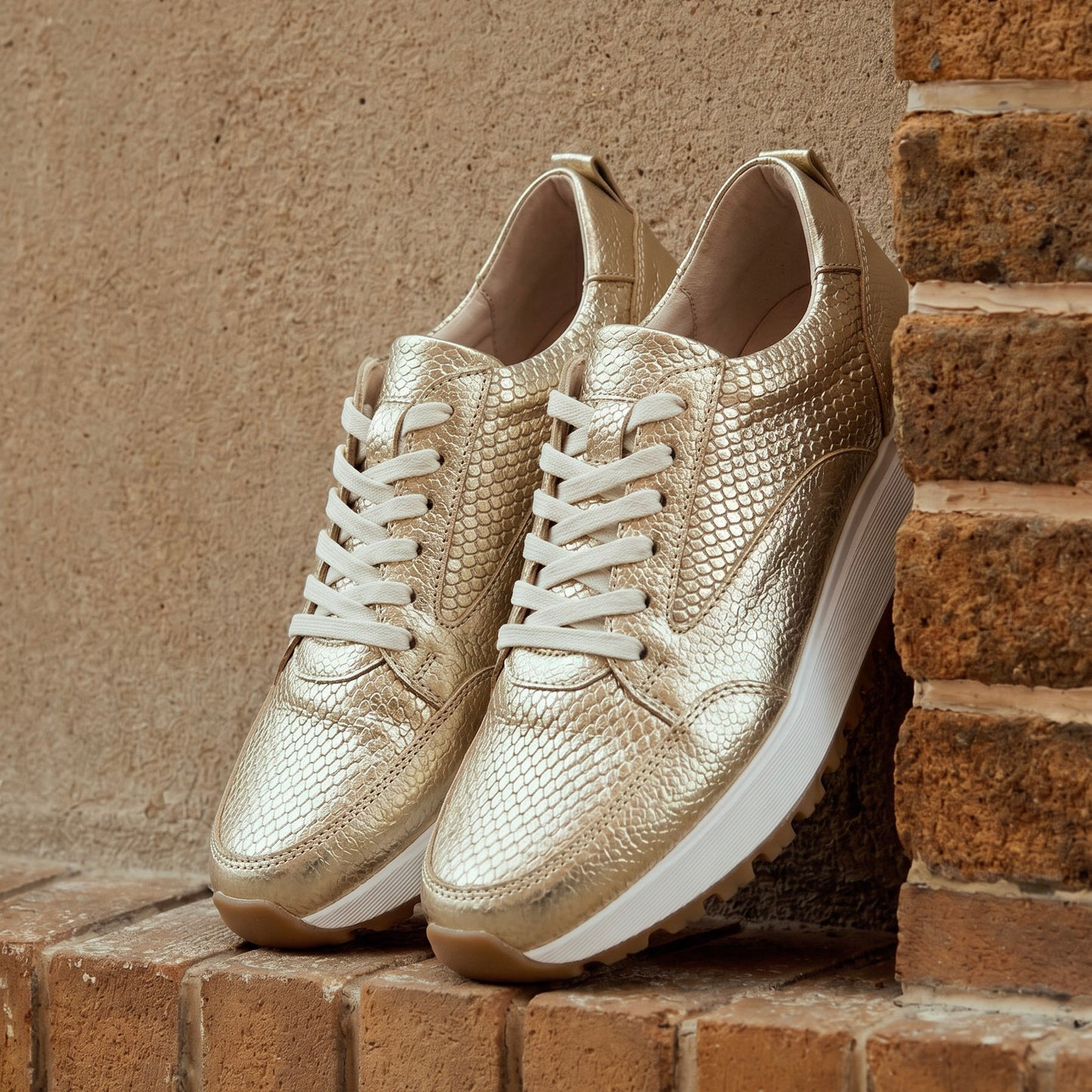 Tenis Cuero Dorado · D2126